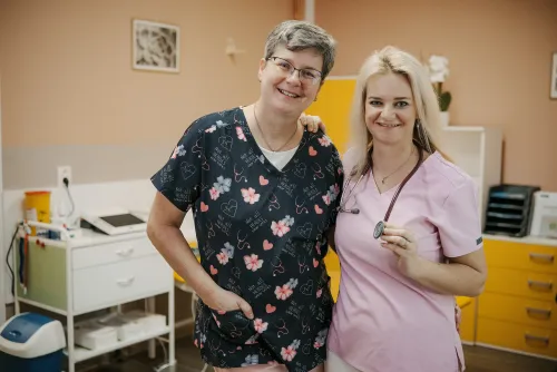 sestra Pavla Maslowská a lékařka MUDr. Hana Trzaskaliková